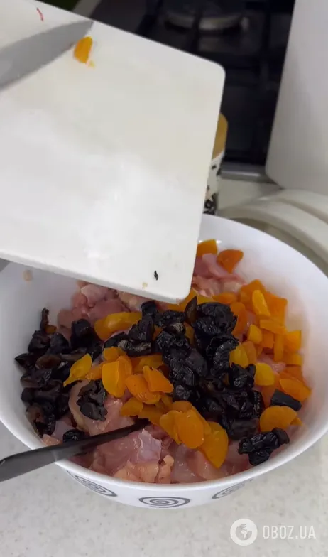 Вишуканий курячий рулет з курагою та чорносливом: страва на кожен день і для святкового столу