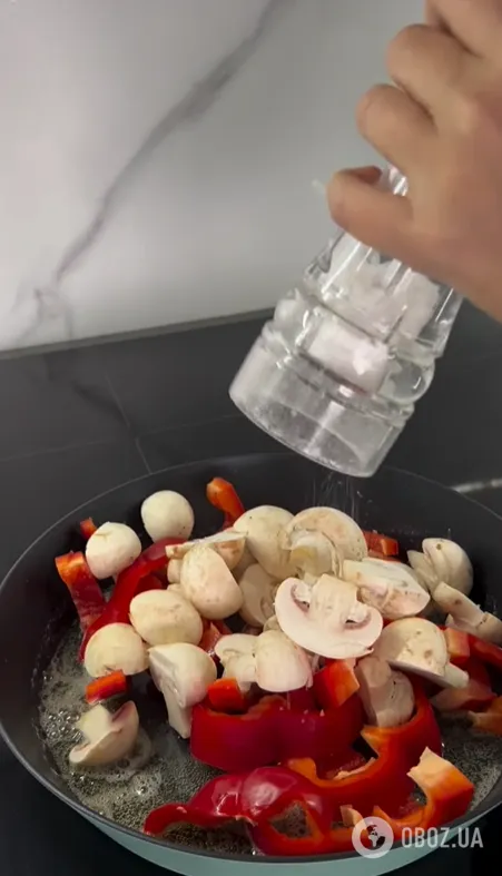 Теплий салат по-азійськи з куркою та печерицями: чим заправити