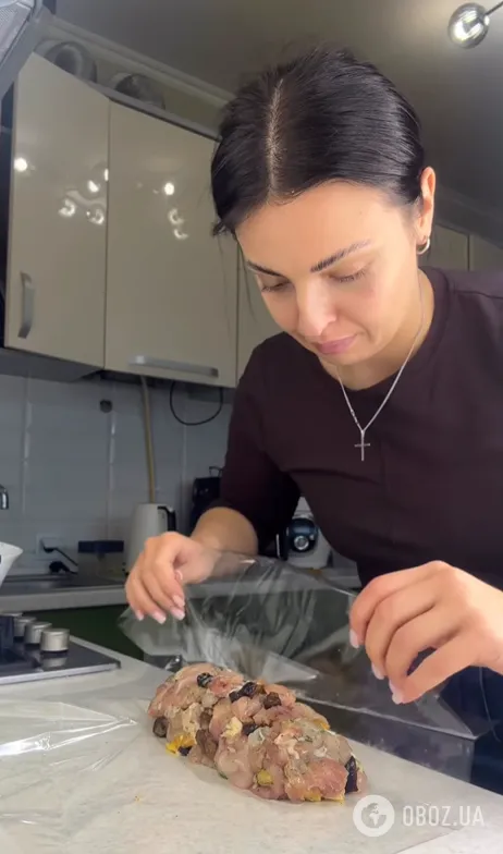 Вишуканий курячий рулет з курагою та чорносливом: страва на кожен день і для святкового столу