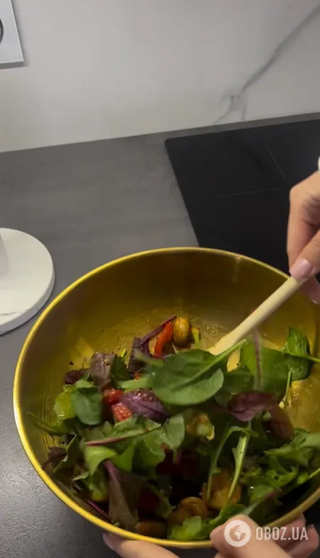 Теплий салат по-азійськи з куркою та печерицями: чим заправити