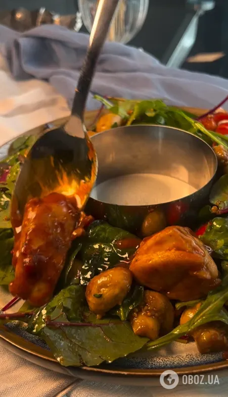 Теплий салат по-азійськи з куркою та печерицями: чим заправити