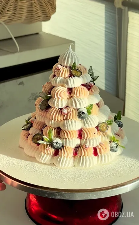Вишукана новорічна ялинка з меренги: здивуйте рідних смачним десертом