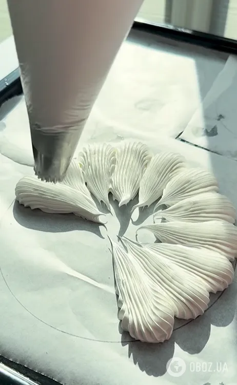 Вишукана новорічна ялинка з меренги: здивуйте рідних смачним десертом