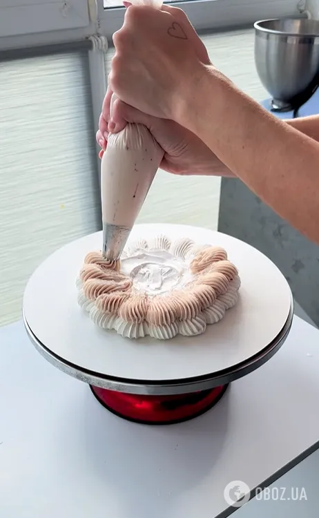 Вишукана новорічна ялинка з меренги: здивуйте рідних смачним десертом