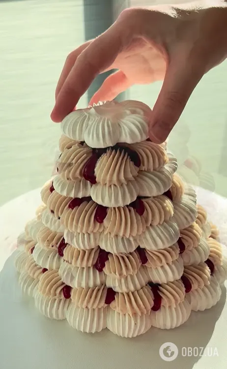 Вишукана новорічна ялинка з меренги: здивуйте рідних смачним десертом