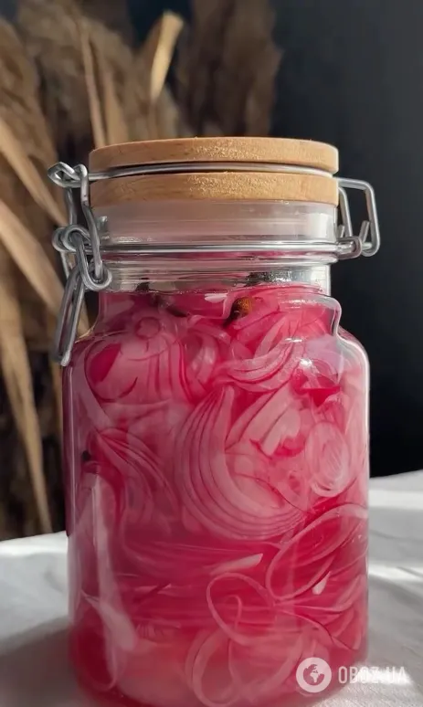 Як смачно замаринувати цибулю в домашніх умовах: ідеально до бургерів, салатів та інших страв