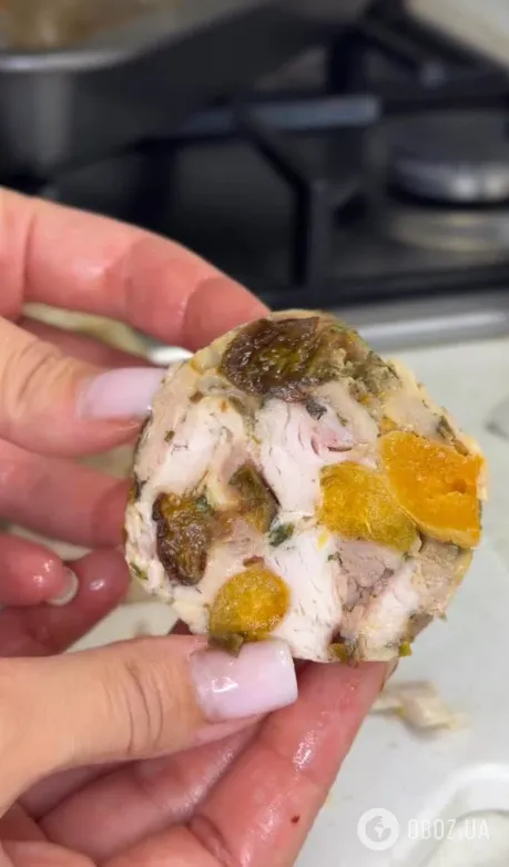 Вишуканий курячий рулет з курагою та чорносливом: страва на кожен день і для святкового столу