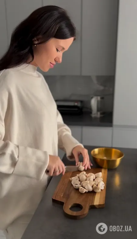 Теплий салат по-азійськи з куркою та печерицями: чим заправити