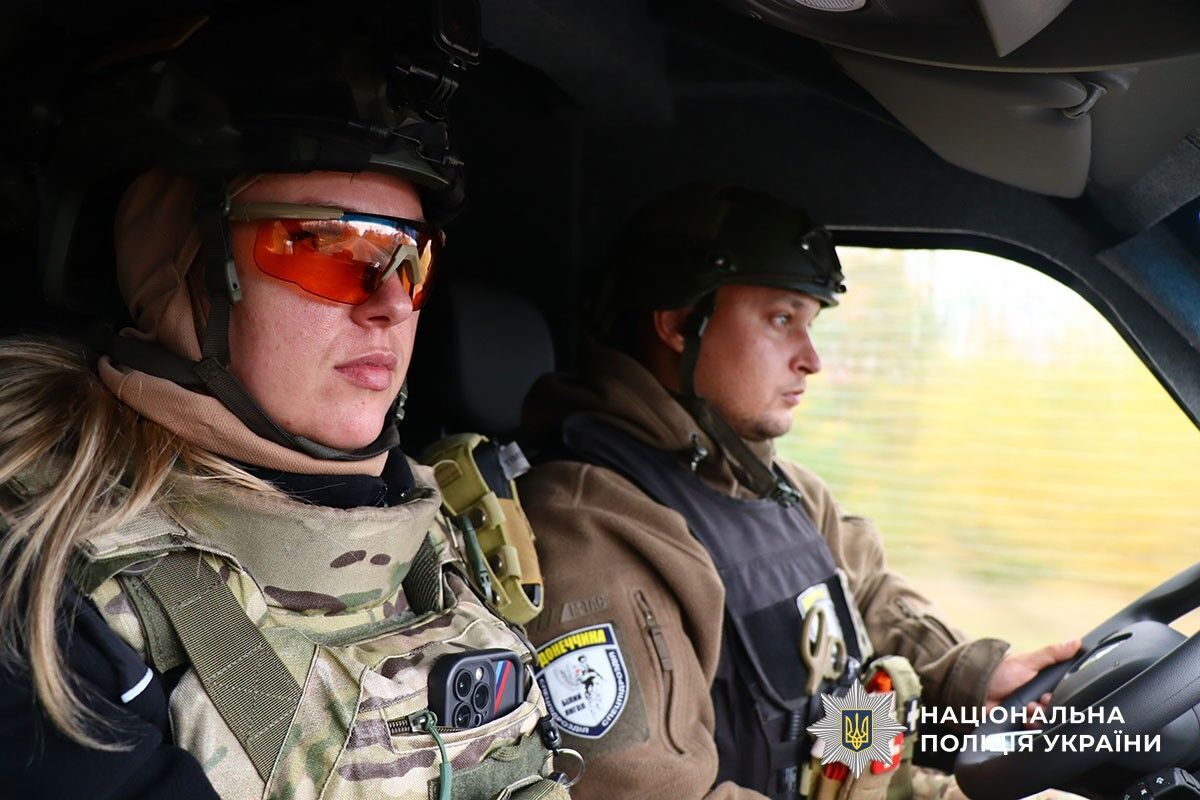 "Все погоріло, нічого не залишилося ": літнє подружжя пройшло пішки 16 км з Торського, де тривають важкі бої, до Лимана. Відео