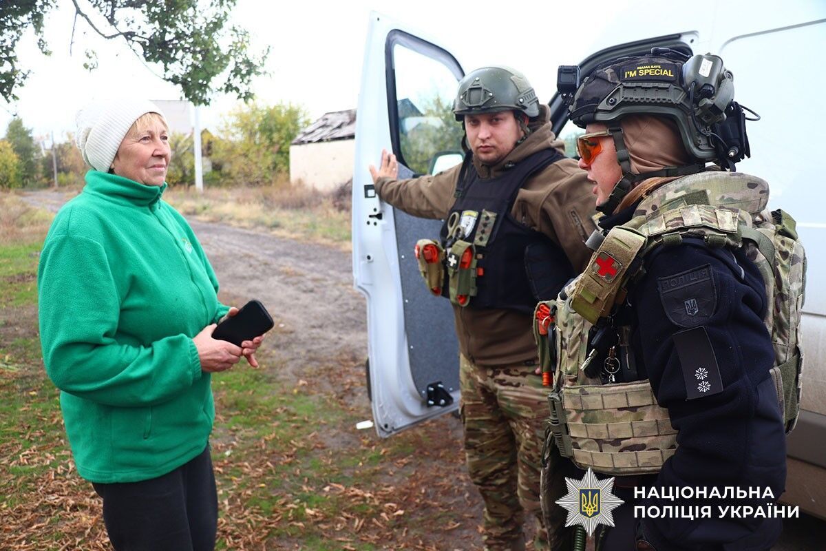 "Все погоріло, нічого не залишилося ": літнє подружжя пройшло пішки 16 км з Торського, де тривають важкі бої, до Лимана. Відео