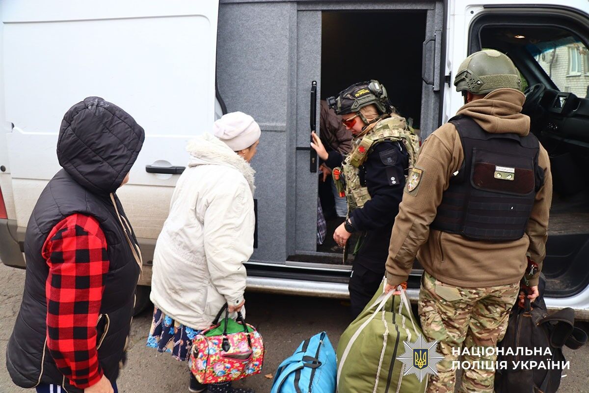 "Все погоріло, нічого не залишилося ": літнє подружжя пройшло пішки 16 км з Торського, де тривають важкі бої, до Лимана. Відео