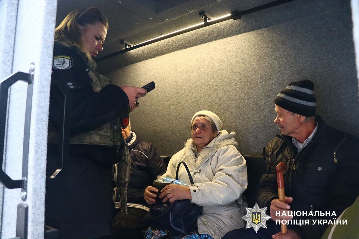 "Все погоріло, нічого не залишилося ": літнє подружжя пройшло пішки 16 км з Торського, де тривають важкі бої, до Лимана. Відео