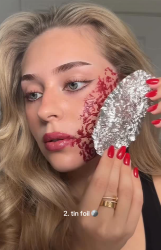 Геловін 2025: прості, але гарні ідеї для макіяжу