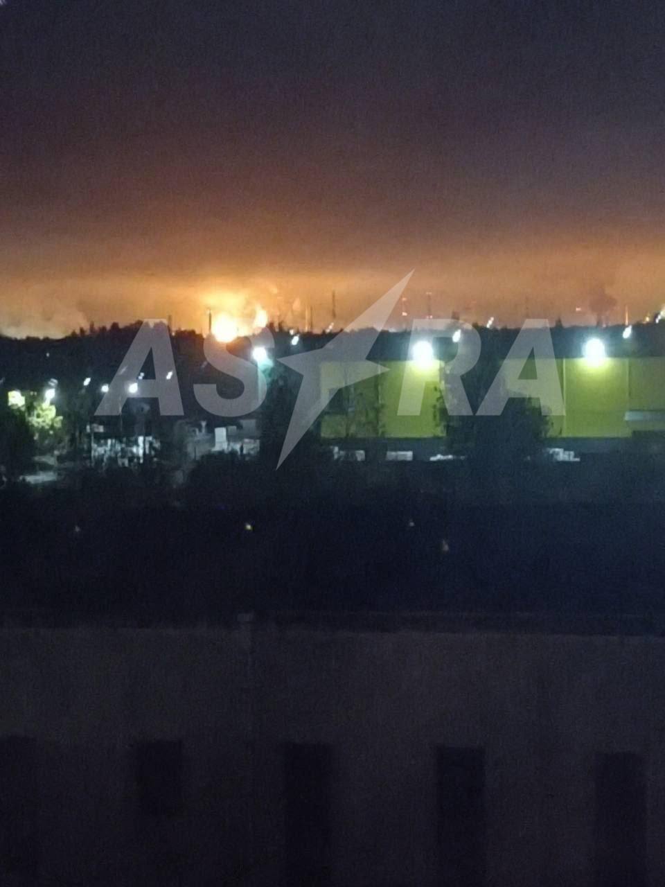 В России после атаки беспилотников вспыхнул один из крупнейших НПЗ в Ленинградской области. Фото и видео