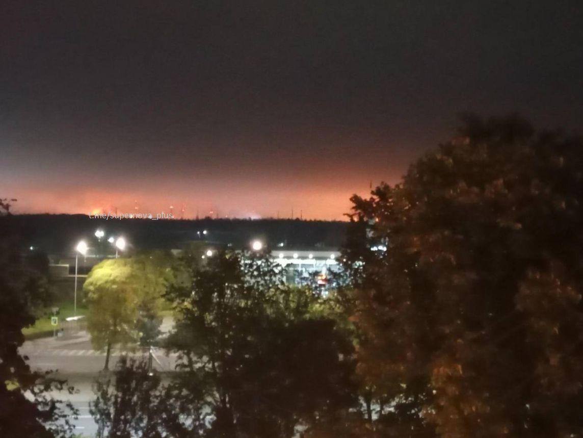 В России после атаки беспилотников вспыхнул один из крупнейших НПЗ в Ленинградской области. Фото и видео