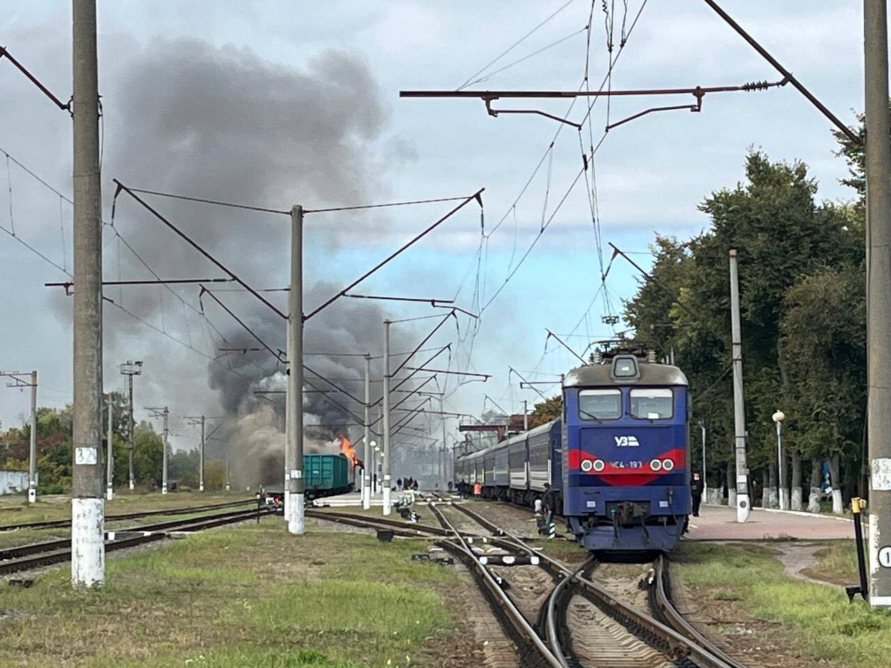 Знали, что бьют по гражданским: Зеленский показал последствия удара оккупантов по поезду в Сумской области. Видео