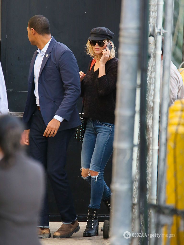 Больше не антитренд: Дженнифер Лоуренс вернула в моду джинсы, которые были у каждой