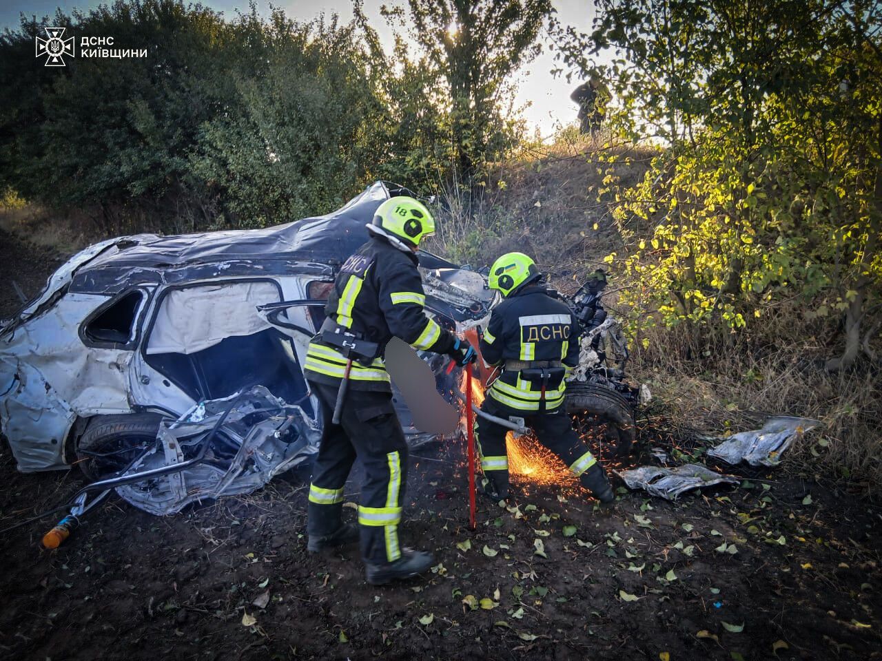 На Київщині легковик на швидкості з’їхав у кювет і перекинувся: є загиблі. Подробиці та фото