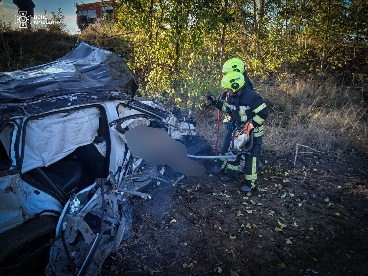 На Київщині легковик на швидкості з’їхав у кювет і перекинувся: є загиблі. Подробиці та фото