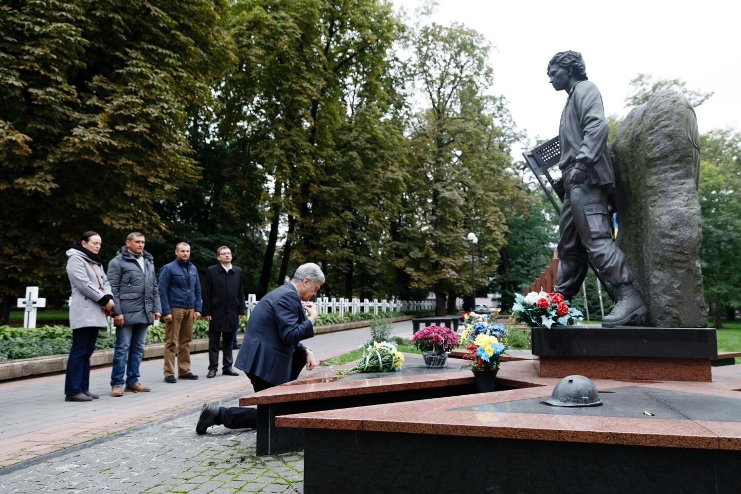 "Був одним із перших на барикадах": Порошенко в Івано-Франківську вшанував пам'ять Героя Небесної сотні Гурика
