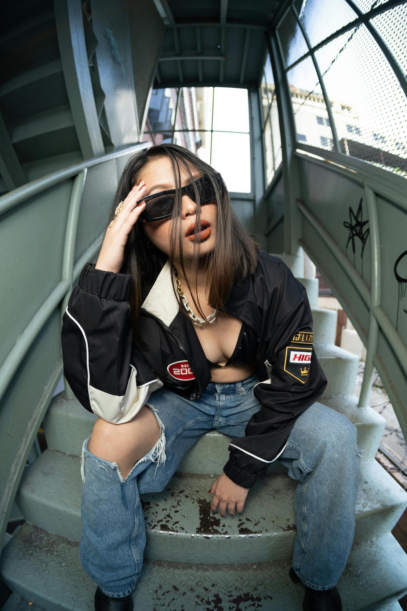 Больше не антитренд: Дженнифер Лоуренс вернула в моду джинсы, которые были у каждой