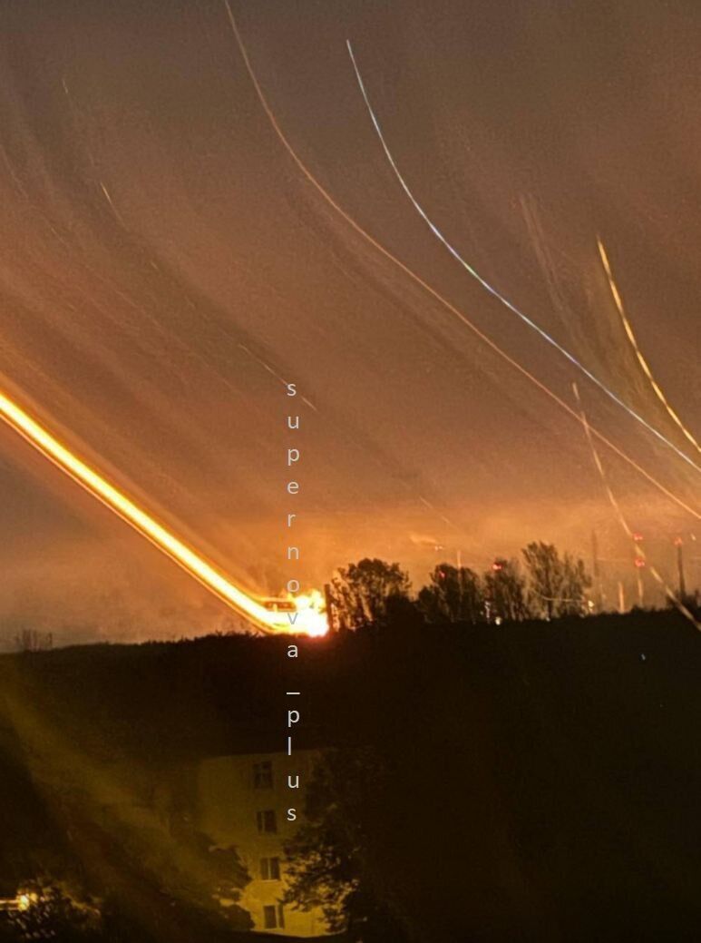 В России после атаки беспилотников вспыхнул один из крупнейших НПЗ в Ленинградской области. Фото и видео