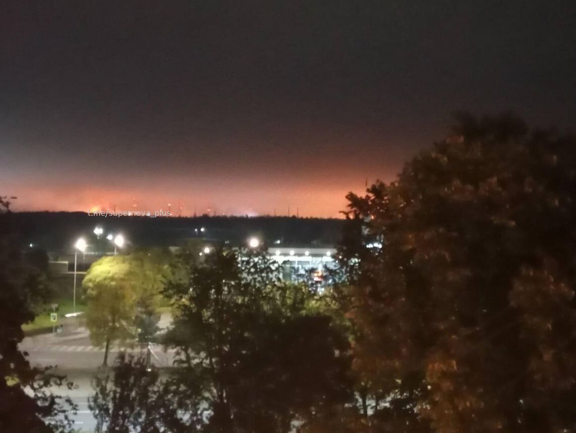 В России после атаки беспилотников вспыхнул один из крупнейших НПЗ в Ленинградской области. Фото и видео