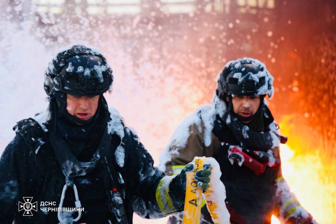 Окупанти вночі атакували енергооб'єкти в Чернігові та області: спалахнули пожежі, є проблеми зі світлом