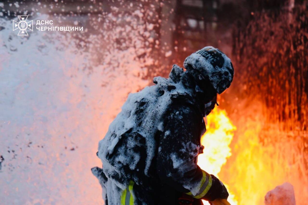 Окупанти вночі атакували енергооб'єкти в Чернігові та області: спалахнули пожежі, є проблеми зі світлом