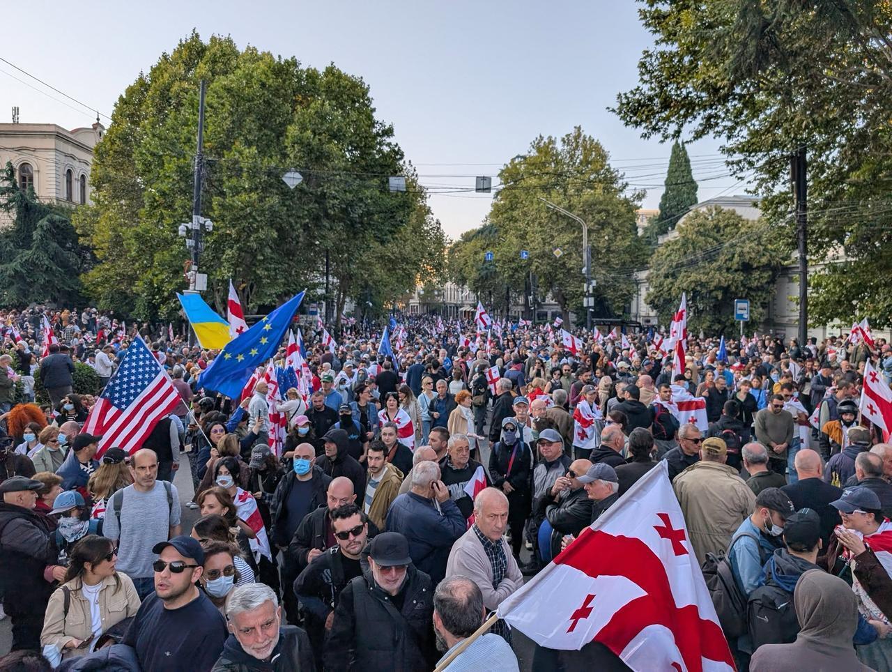 В Грузии объявили предварительные результаты местных выборов: уличные протесты переросли в столкновения с полицией. Фото и видео