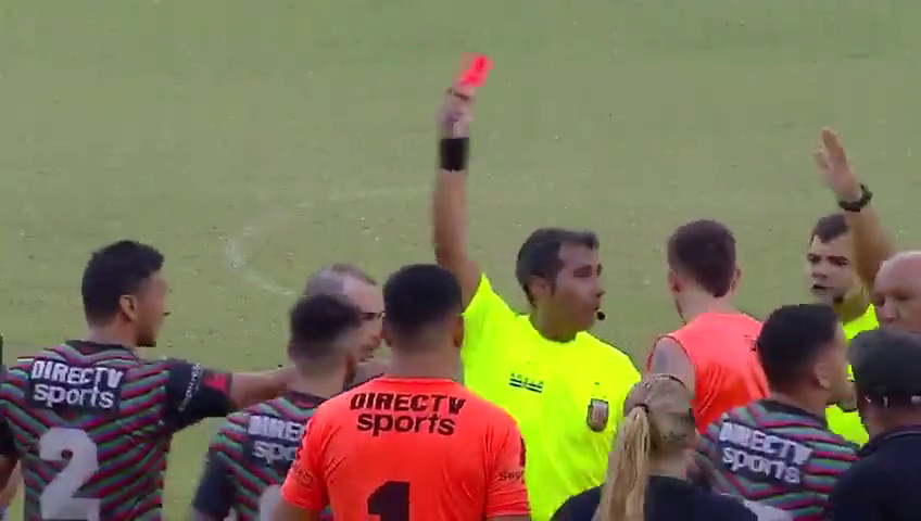 Відео "найстрашнішого підкату в історії футболу" стало вірусним в інтернеті, зібравши тисячі переглядів