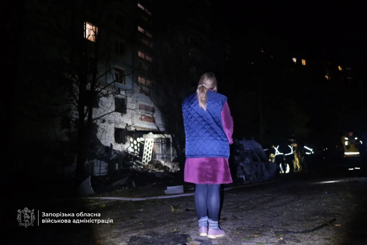 Війська РФ атакували Запоріжжя: є жертва, постраждали 9 осіб, пошкоджено будинки і авто. Фото і відео