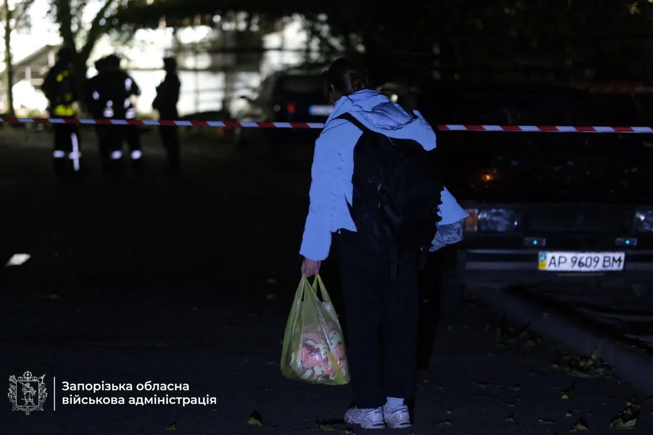 Війська РФ атакували Запоріжжя: є жертва, постраждали 9 осіб, пошкоджено будинки і авто. Фото і відео