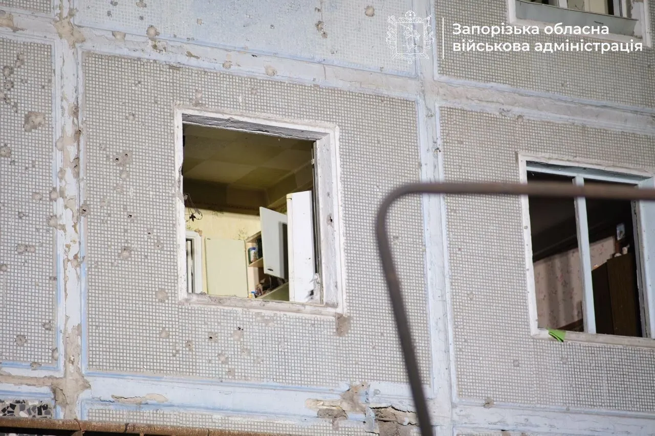 Війська РФ атакували Запоріжжя: є жертва, постраждали 9 осіб, пошкоджено будинки і авто. Фото і відео