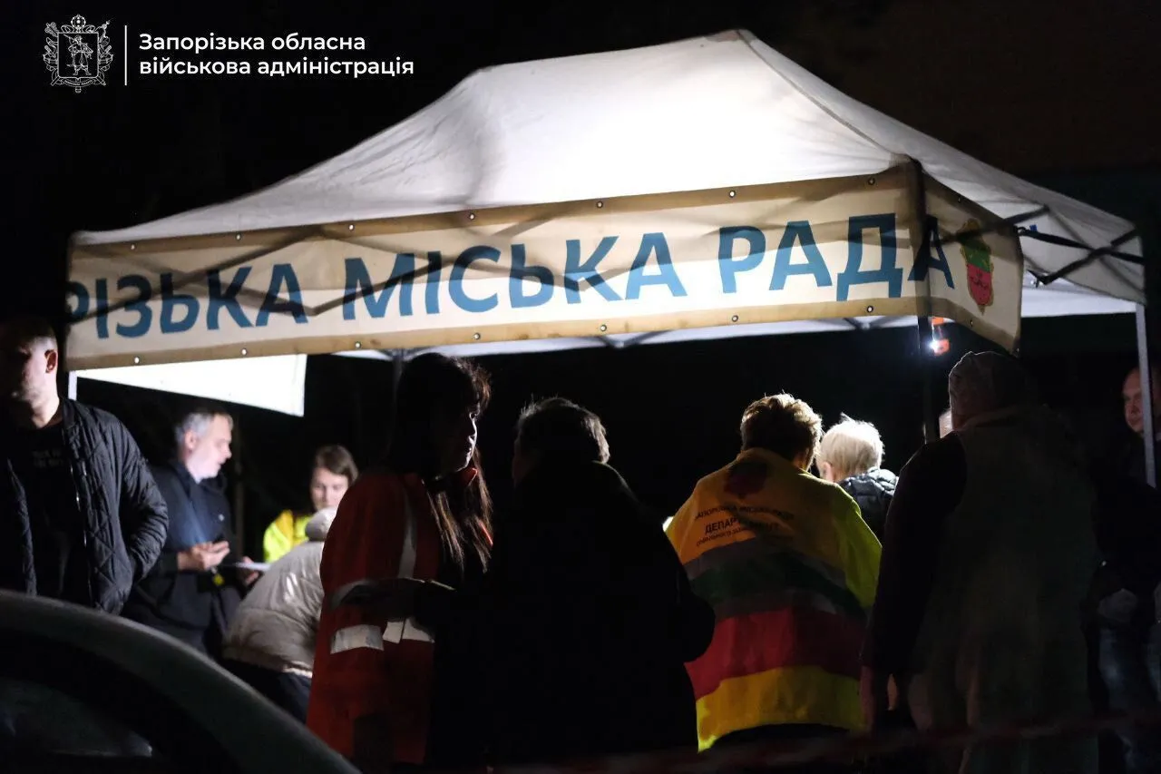 Війська РФ атакували Запоріжжя: є жертва, постраждали 9 осіб, пошкоджено будинки і авто. Фото і відео