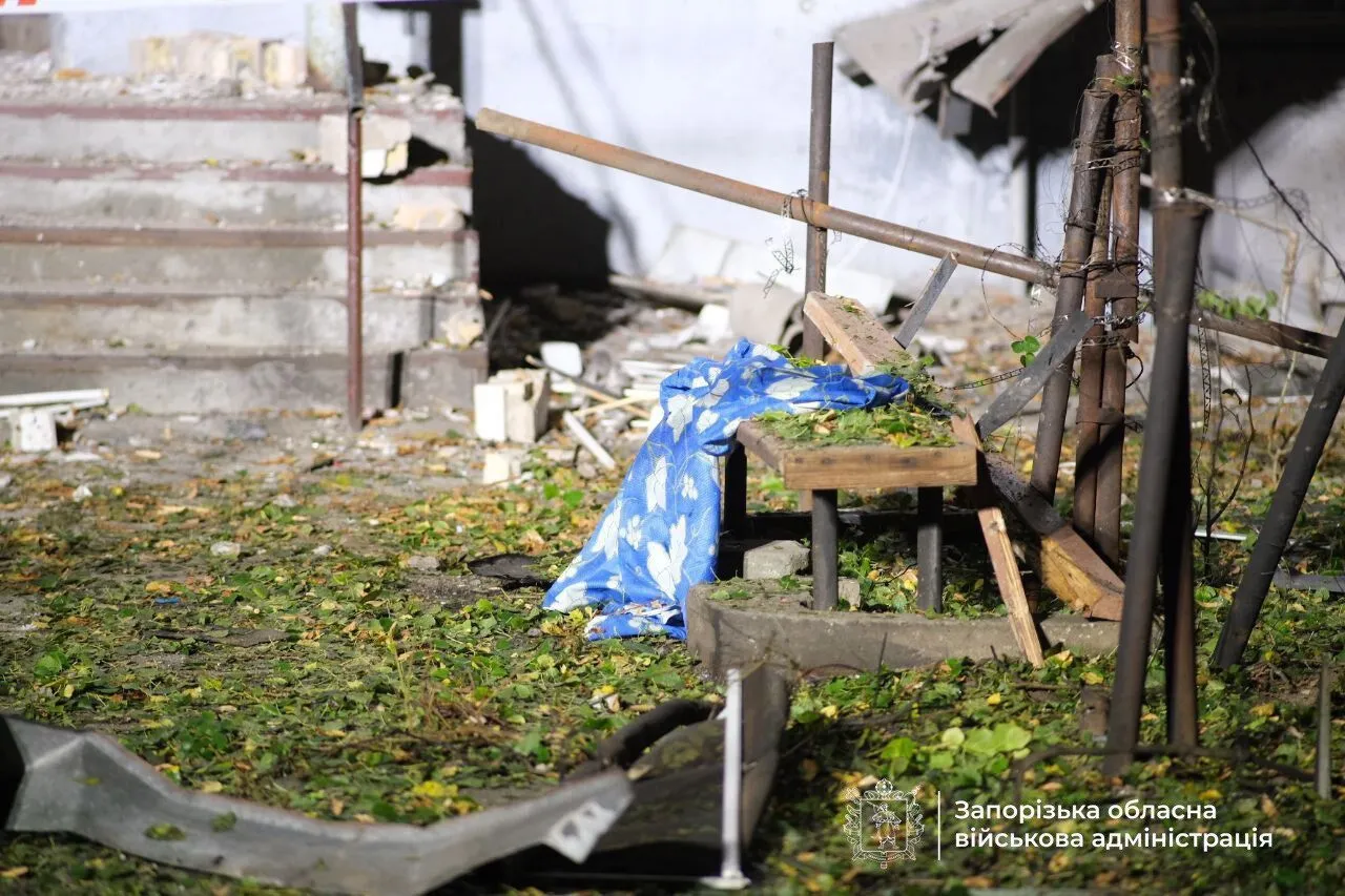 Війська РФ атакували Запоріжжя: є жертва, постраждали 9 осіб, пошкоджено будинки і авто. Фото і відео