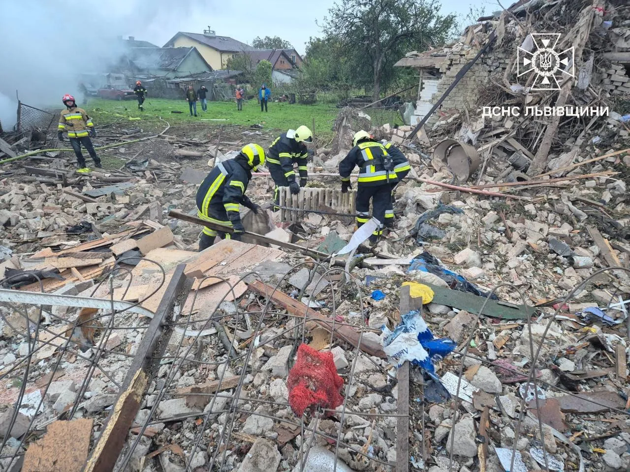 Батько вбитої ударом РФ 15-річної дівчини на Львівщині приїхав із фронту до зруйнованого будинку і розповів про їхню останню розмову. Відео