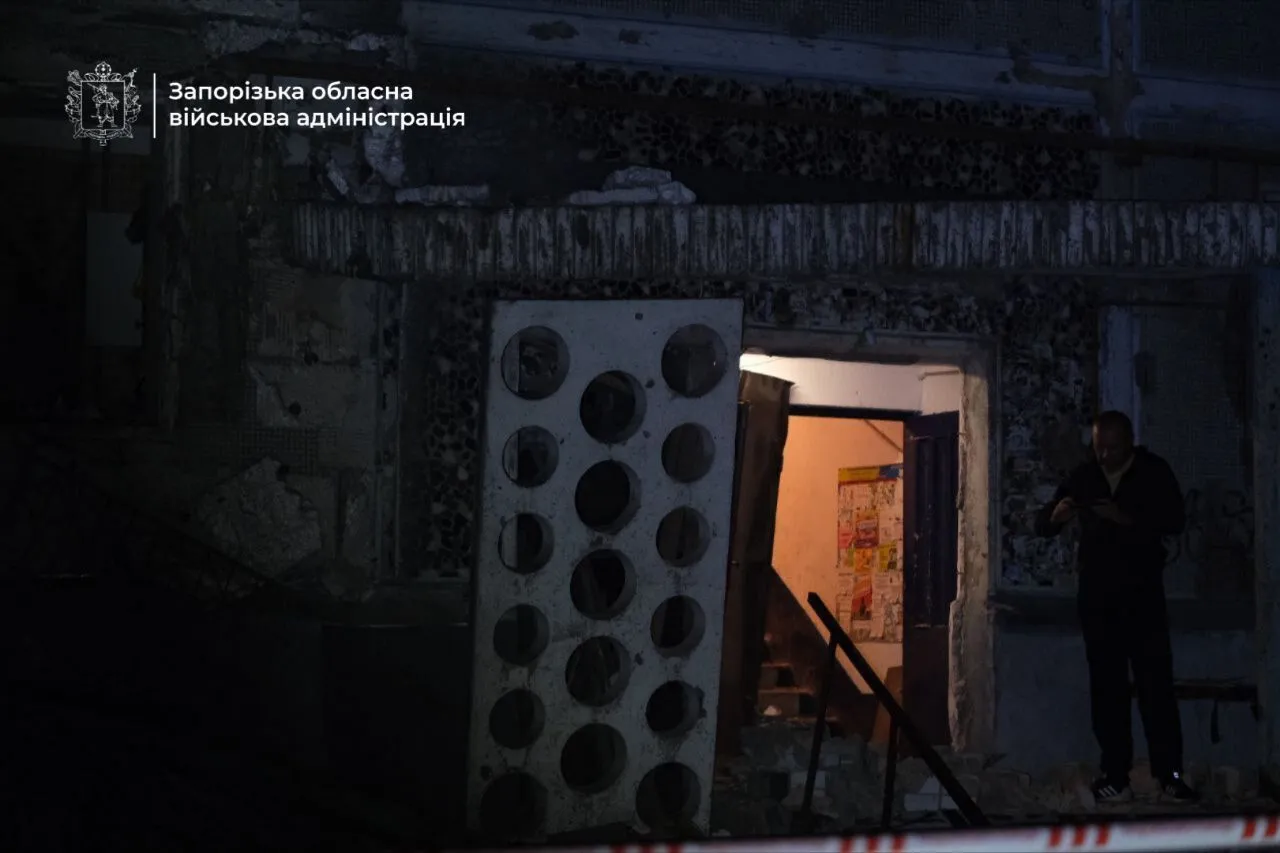 Війська РФ атакували Запоріжжя: є жертва, постраждали 9 осіб, пошкоджено будинки і авто. Фото і відео