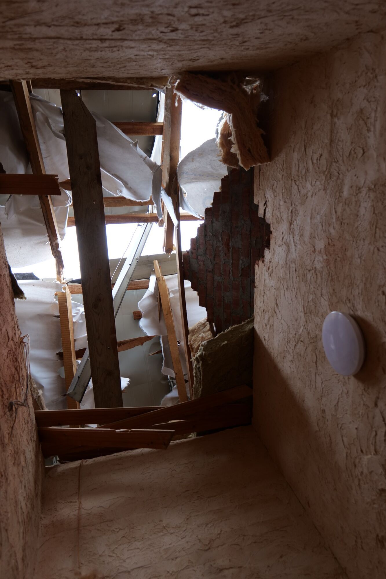 Почти разрушенная колокольня: во Львове в результате удара РФ поврежден храм Успения Пресвятой Богородицы. Фото