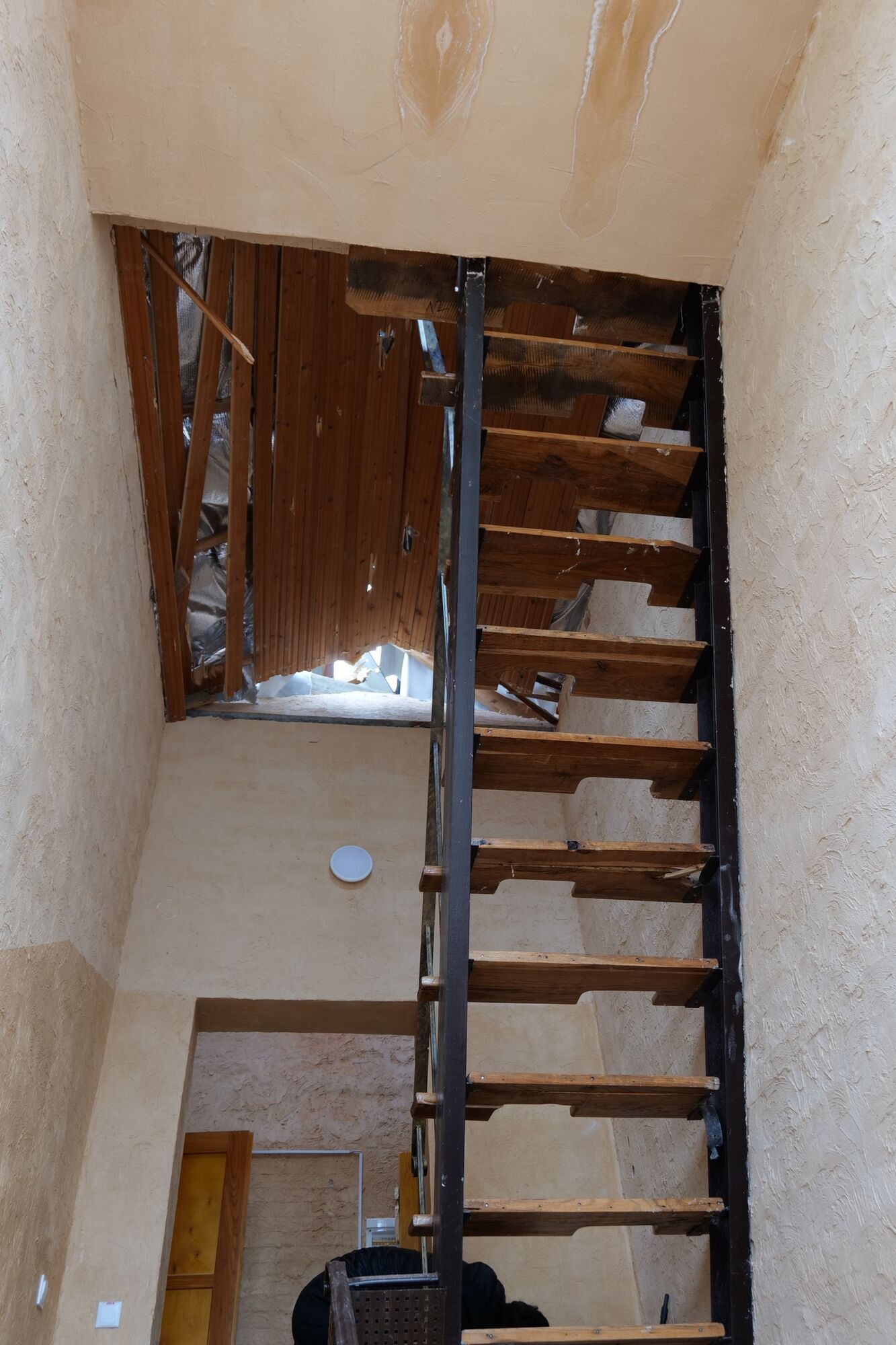 Почти разрушенная колокольня: во Львове в результате удара РФ поврежден храм Успения Пресвятой Богородицы. Фото