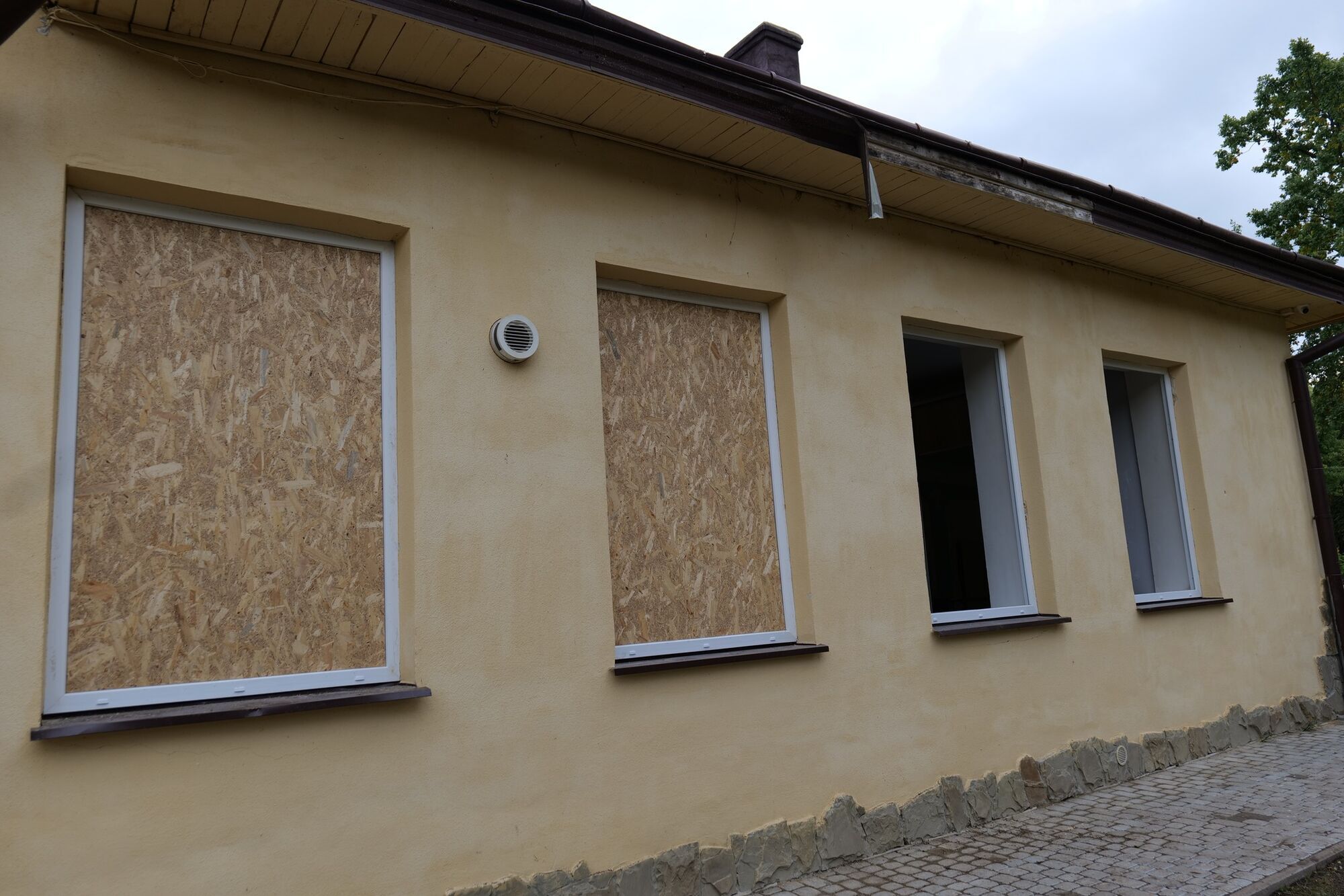 Почти разрушенная колокольня: во Львове в результате удара РФ поврежден храм Успения Пресвятой Богородицы. Фото