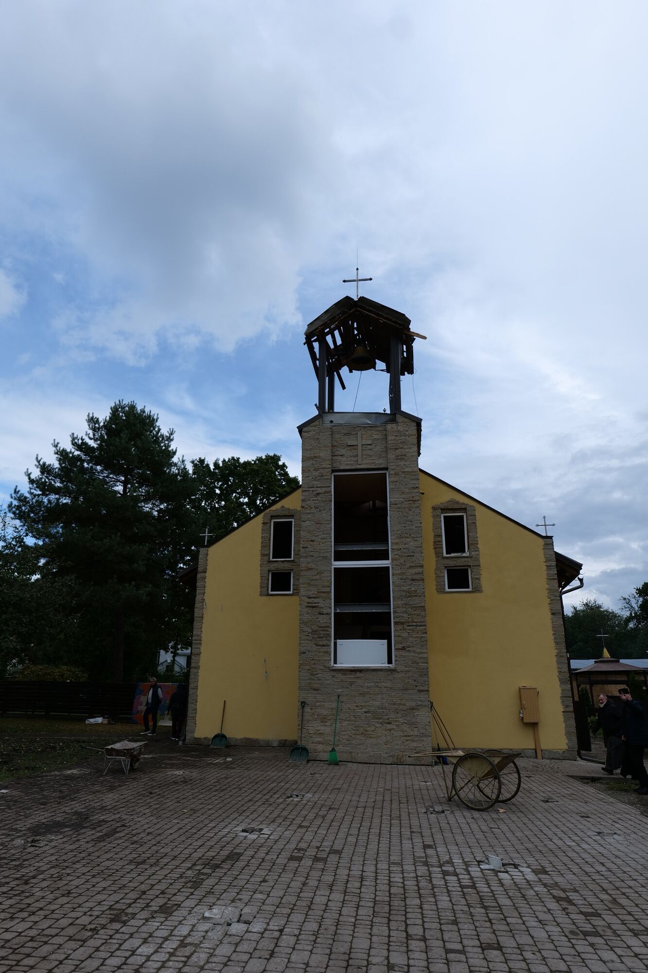 Почти разрушенная колокольня: во Львове в результате удара РФ поврежден храм Успения Пресвятой Богородицы. Фото