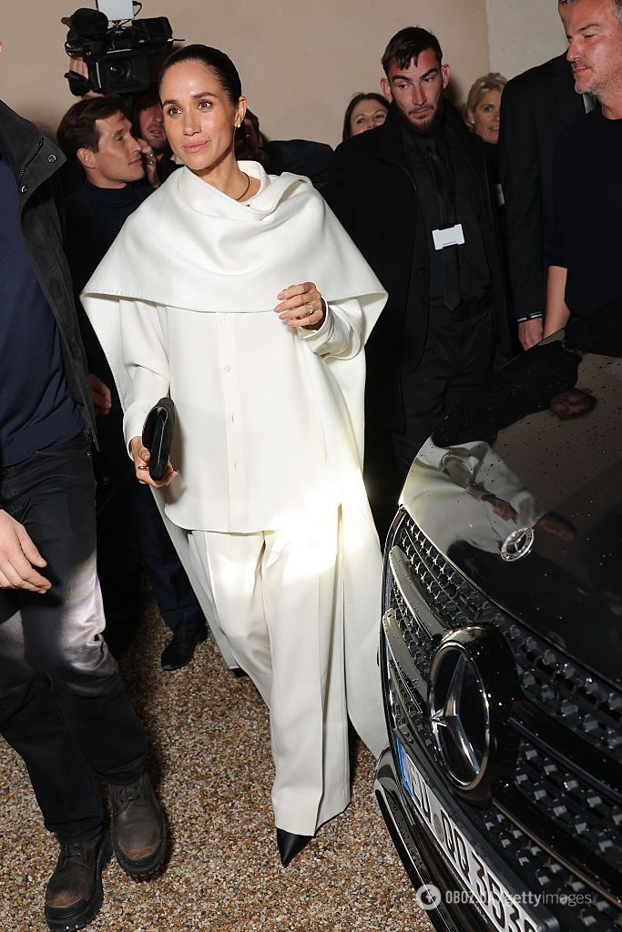 Меган Маркл вперше побувала на Тижні моди в Парижі і потрапила у казус з поцілунком. Відео