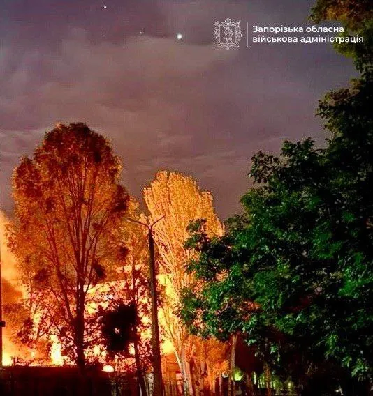 Війська РФ атакували Запоріжжя: є жертва, постраждали 9 осіб, пошкоджено будинки і авто. Фото і відео