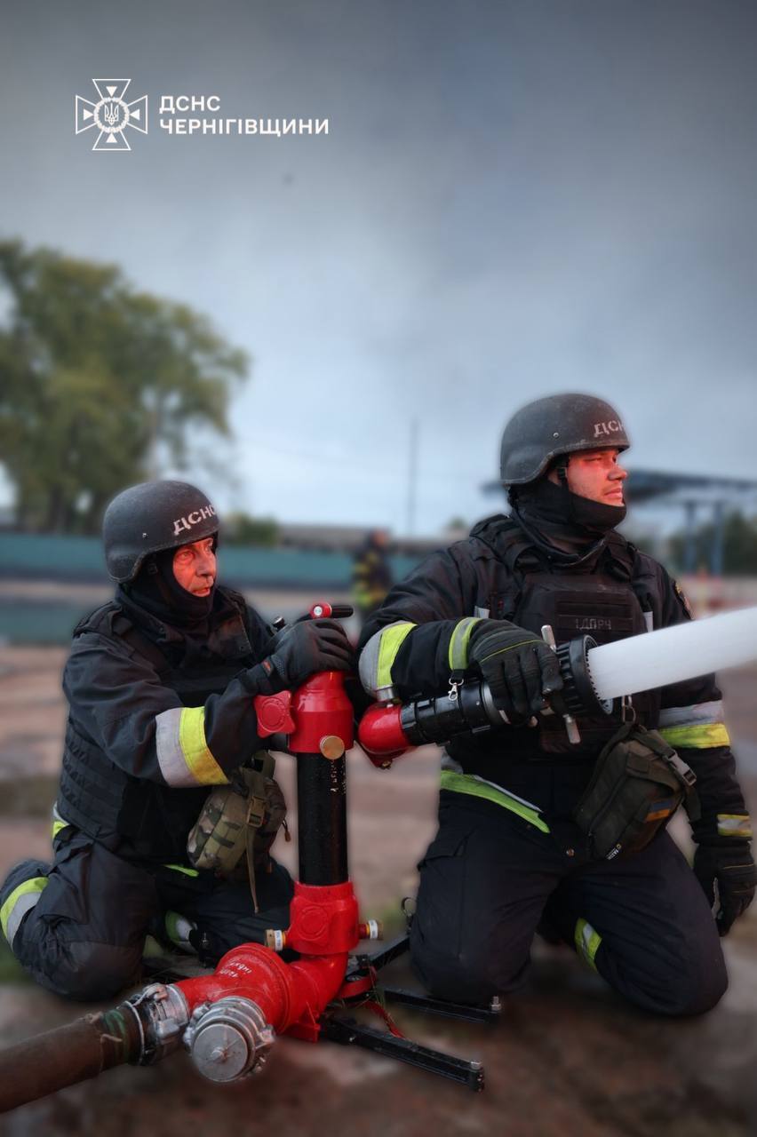 Ворог атакував інфраструктуру Чернігова та області: є проблеми зі світлом. Фото та відео з місця пожежі