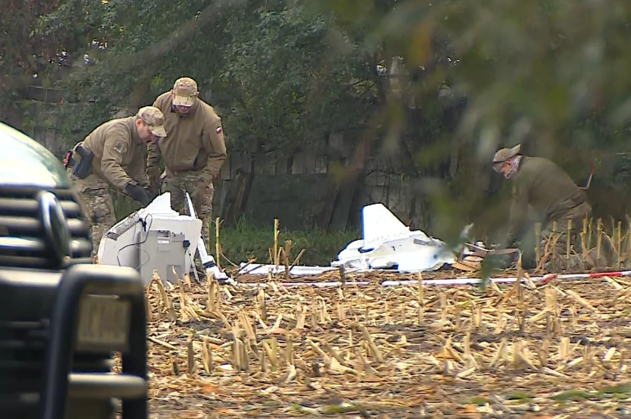 Во время атаки РФ на Украину: под Варшавой обнаружили обломки дрона. Фото