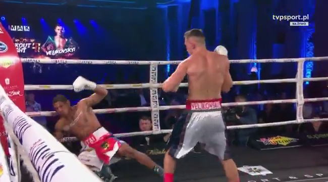 Украинский боксер одним ударом отправил соперника в нокдаун и проиграл. Видео