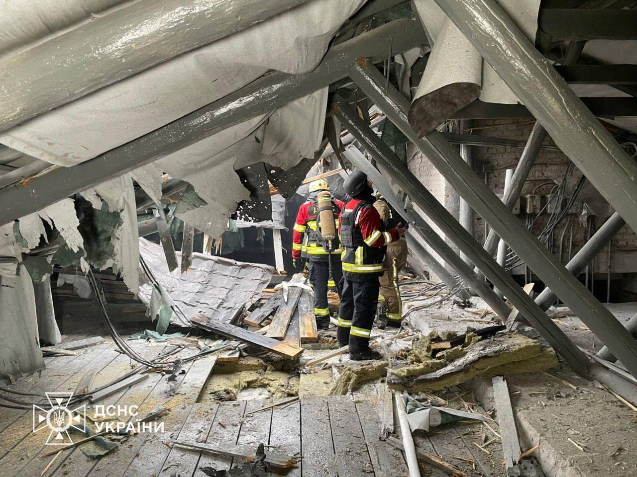 Момент удара России по роддому в Сумах попал на видео: из-за прилета начался пожар, очевидцы рассказали о пережитом. Видео