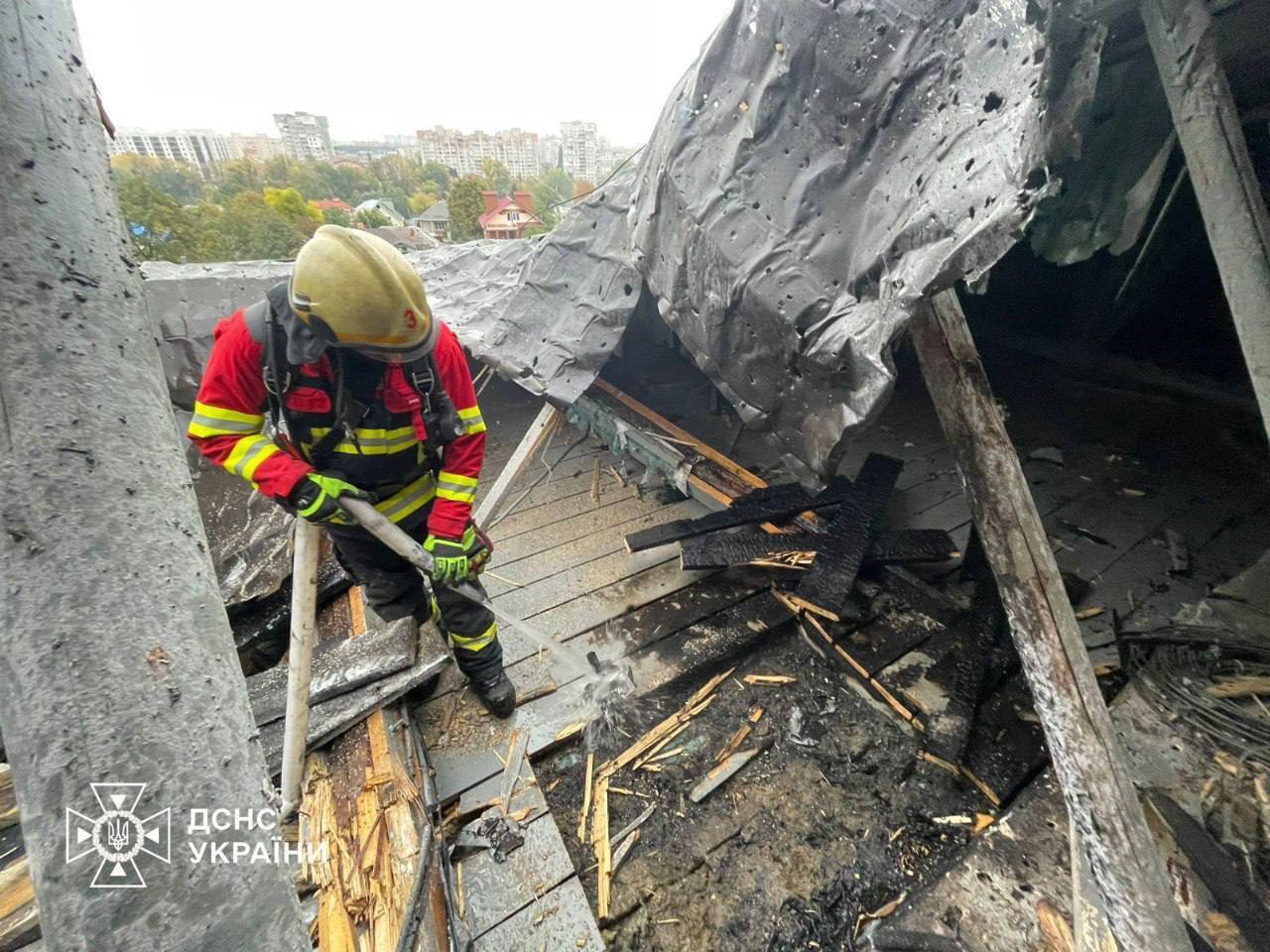 Момент удара России по роддому в Сумах попал на видео: из-за прилета начался пожар, очевидцы рассказали о пережитом. Видео
