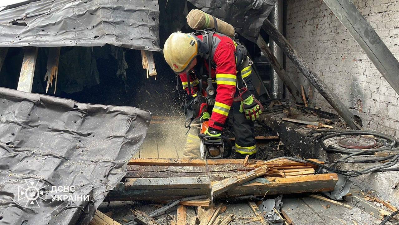 Момент удара России по роддому в Сумах попал на видео: из-за прилета начался пожар, очевидцы рассказали о пережитом. Видео